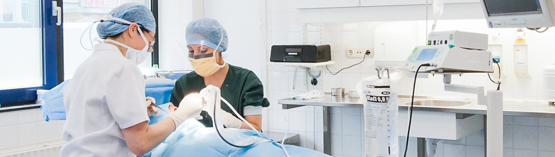 Foto van twee zorgverleners aan het werk