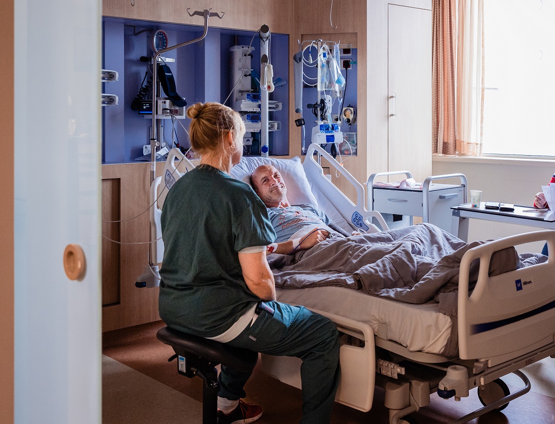 Foto van een zorgverlener en een patiënt