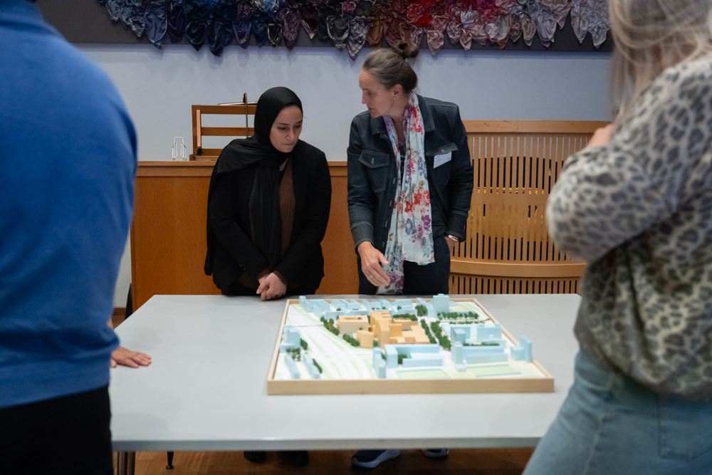 Uitleg van architect aan bewoner bij bewonersavond nieuwbouw OLVG