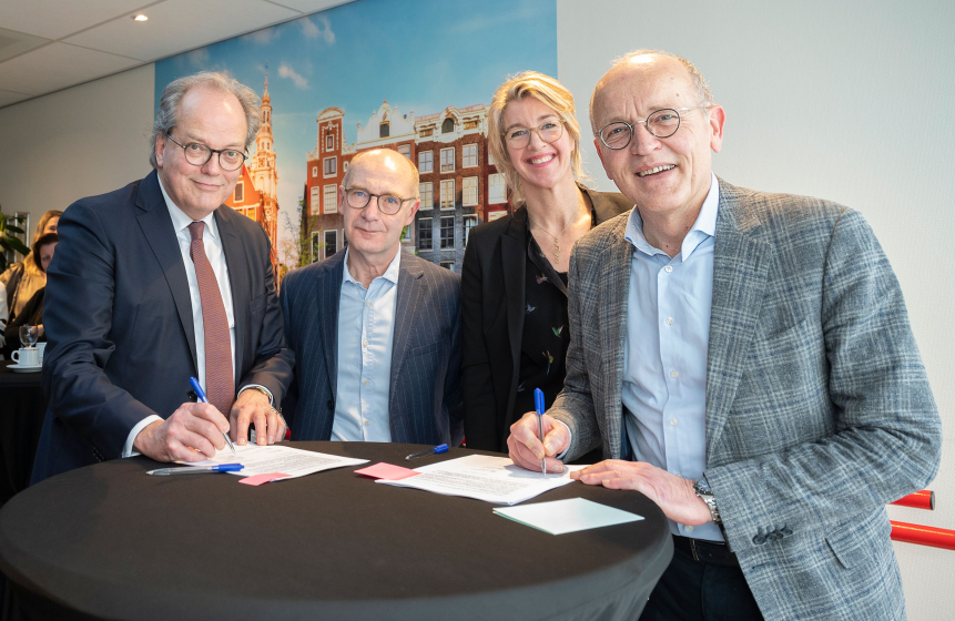 De bestuurders van Cordaan en OLVG tijdens het tekenen van de samenwerkingsovereenkomst