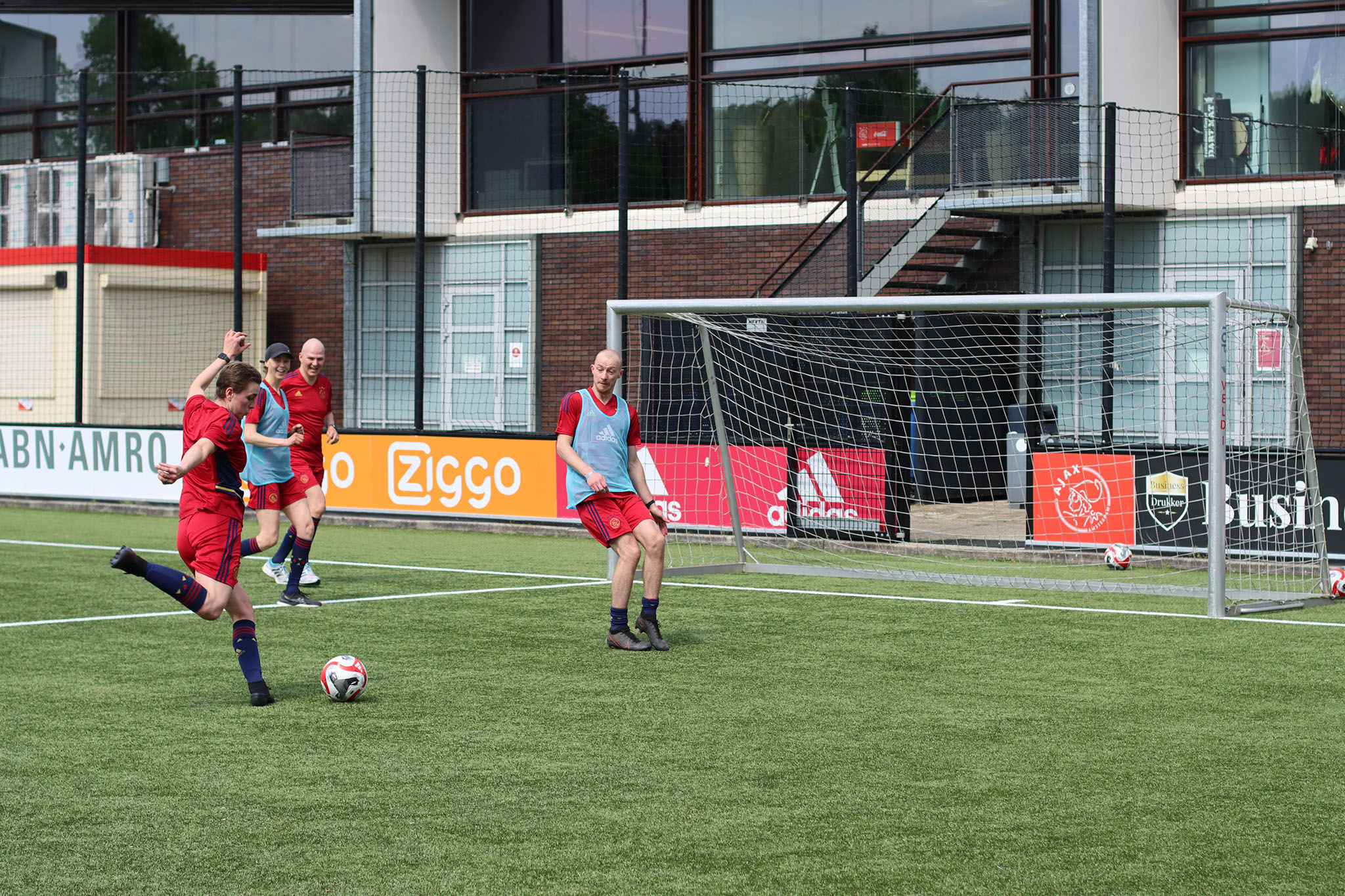Aya deelnemers spelen voetbal met Ajax spelers