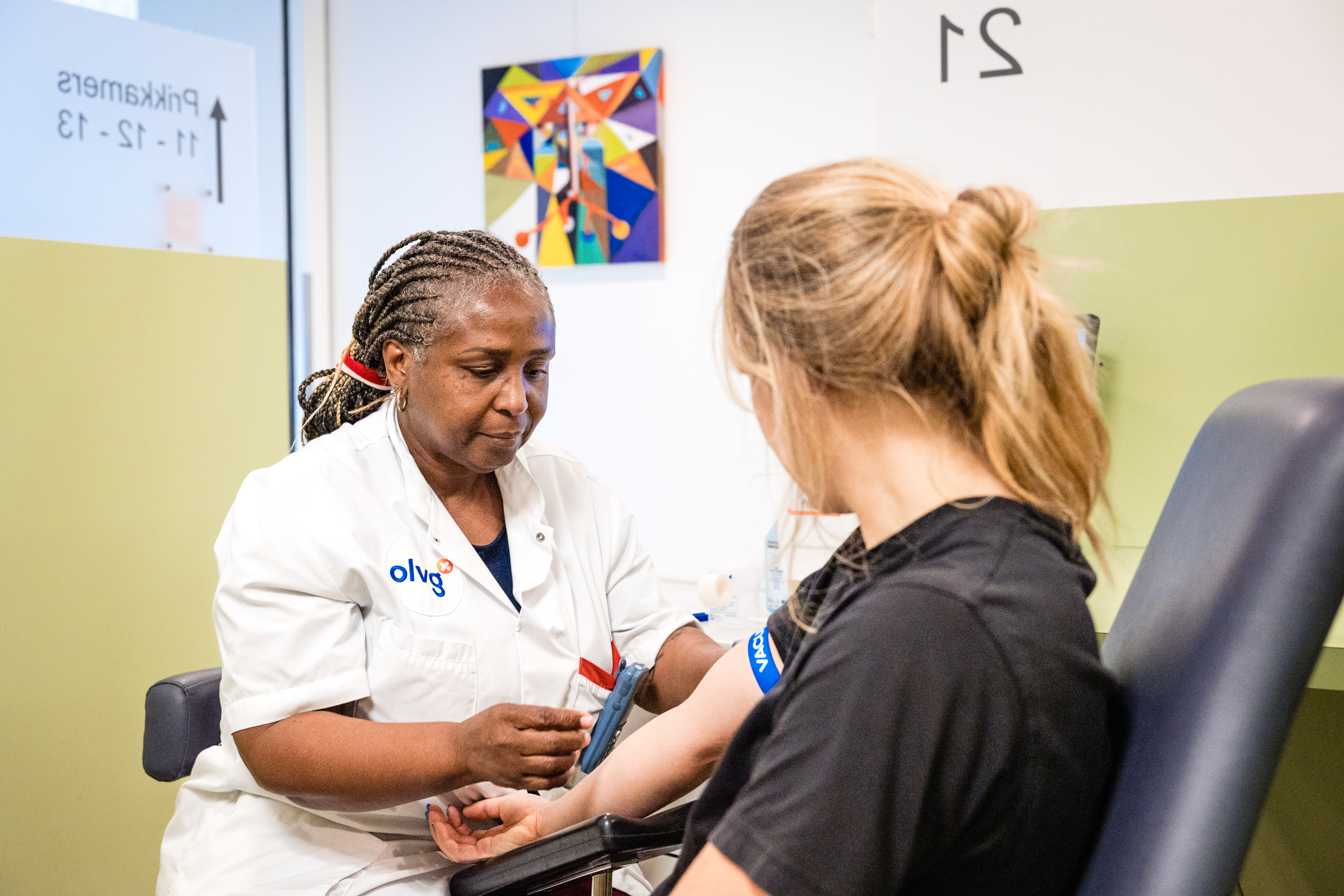 Foto van bloedafname bij jonge vrouw
