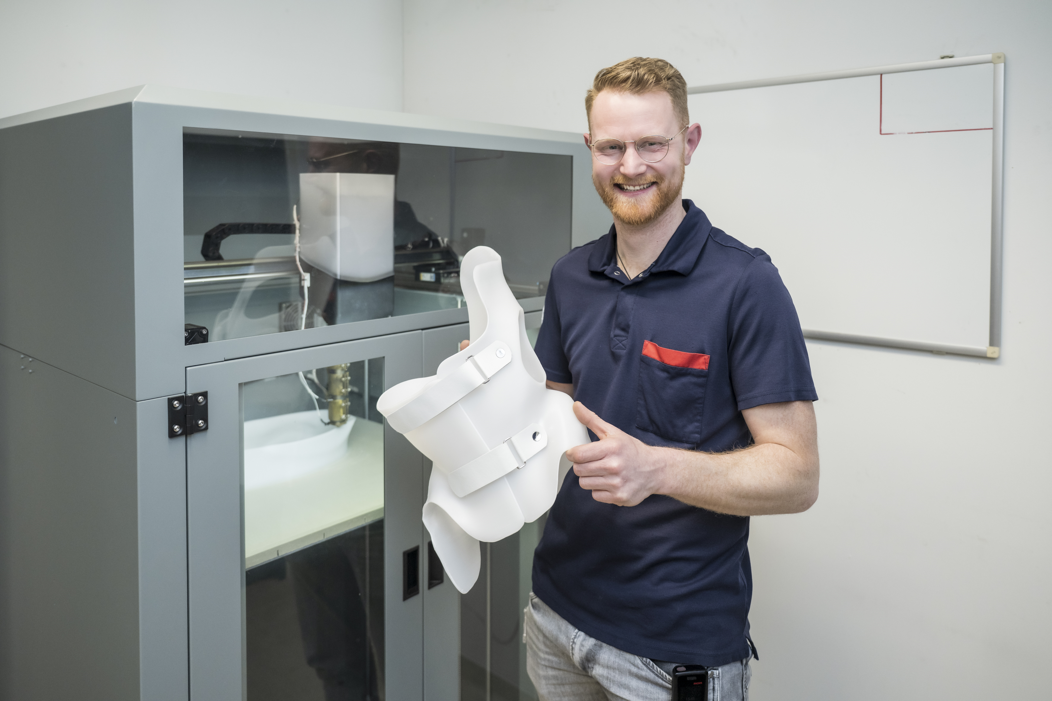 Orthopedisch technoloog Thijs Kersten bij de 3D-printer