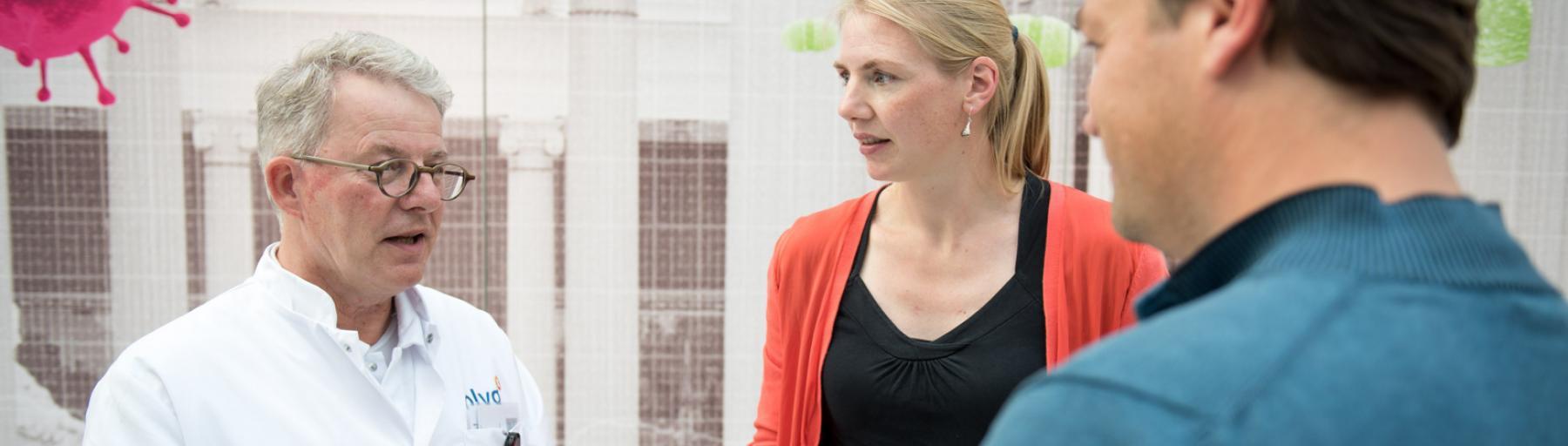 medewerkers in gesprek 