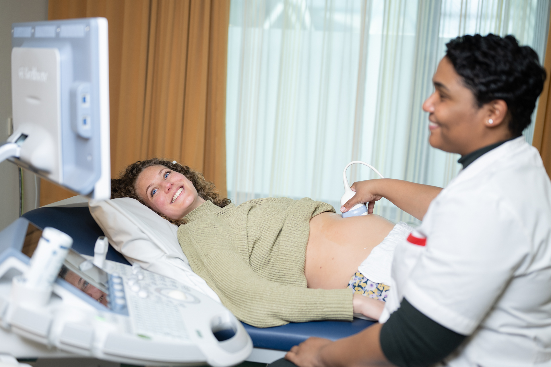 Een OLVG-collega maakt een echo van een zwangere vrouw