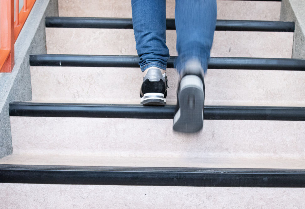 Foto van iemand die de trap oploopt