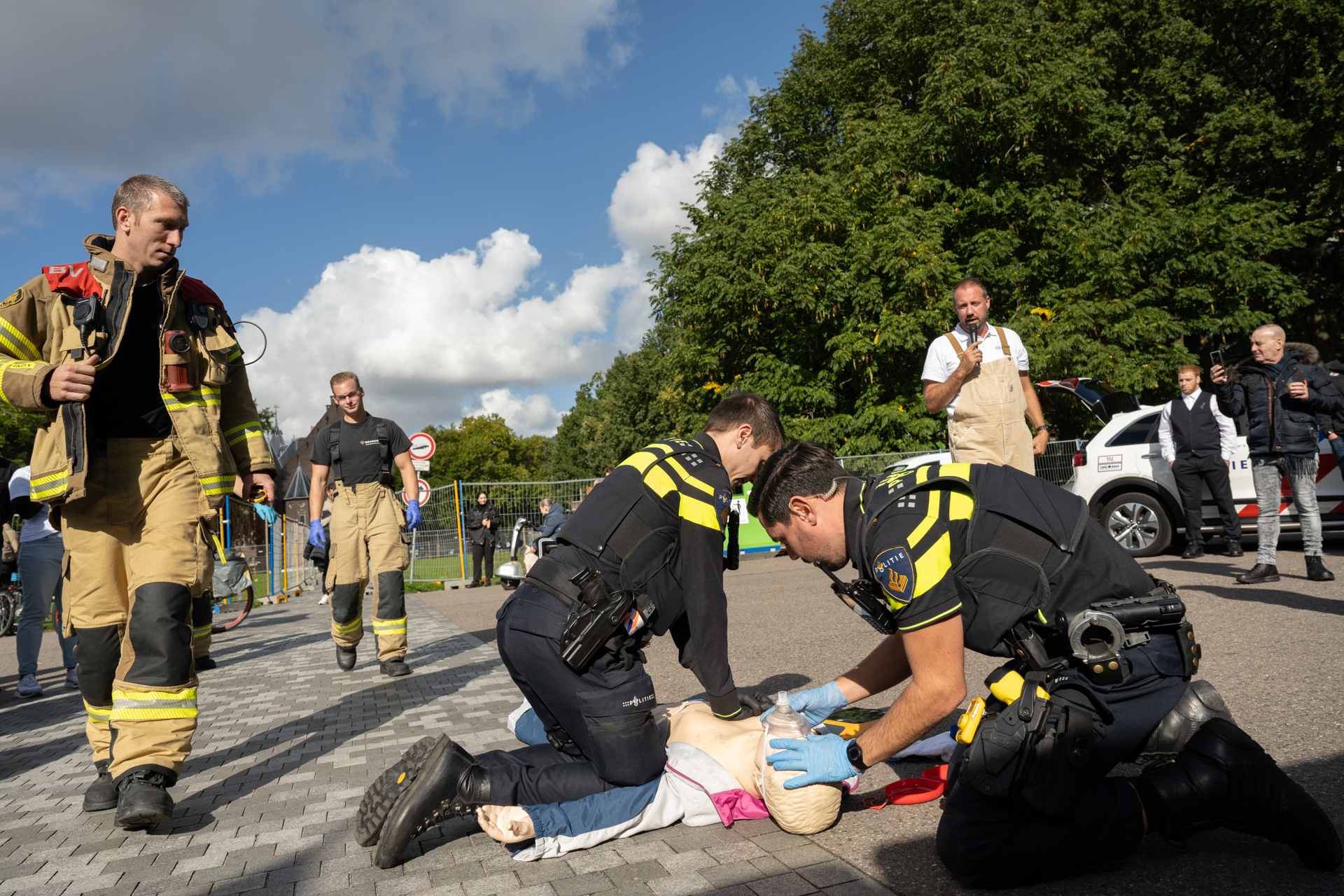 Politieagenten doen reanimatieoefening tijdens Restart A Heart Day 