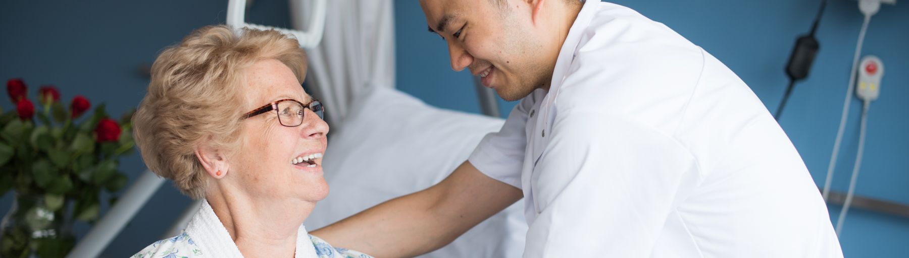 Foto van een zorgverlener en patiënt