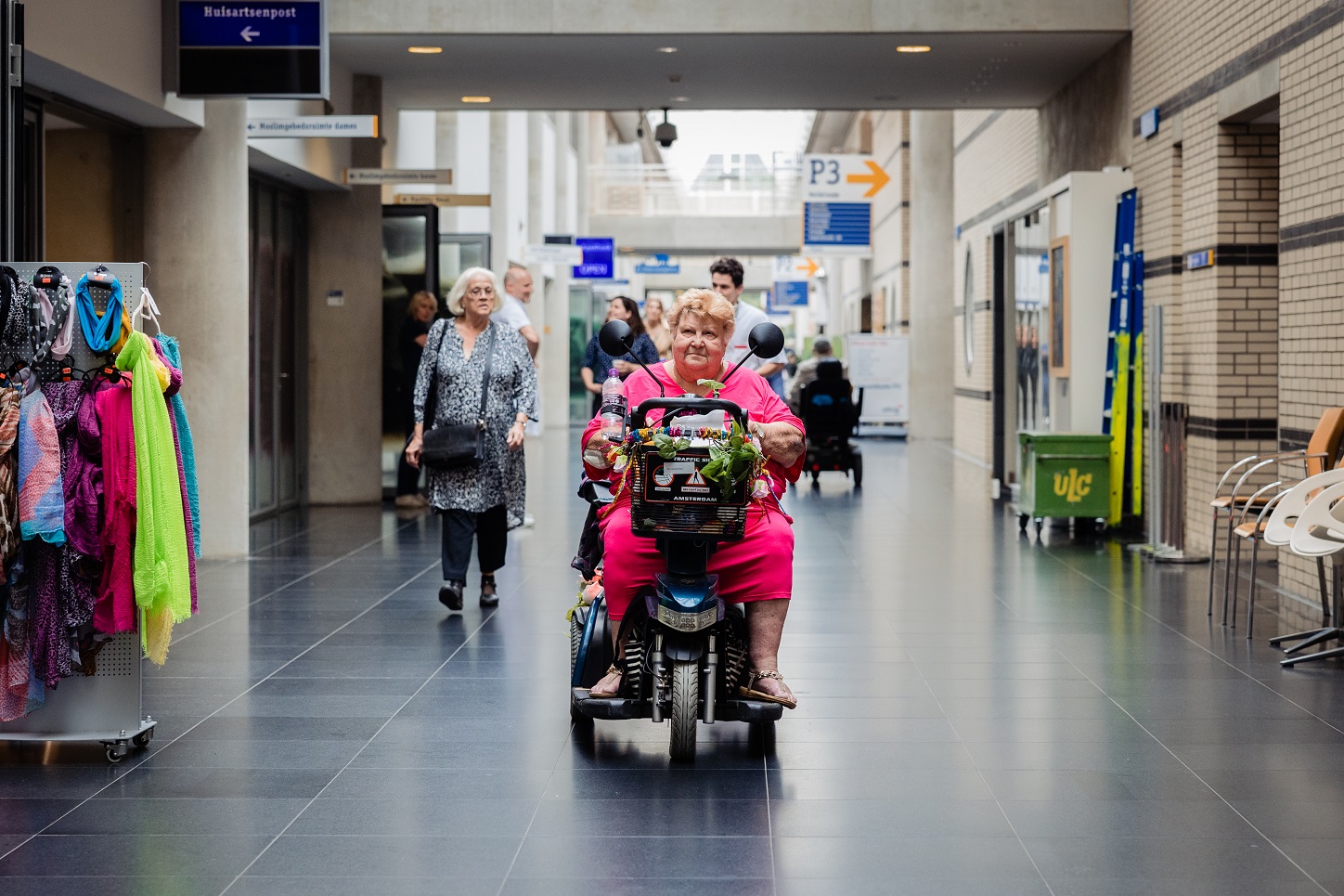 foto van een patiënt die door het ziekenhuis beweegt