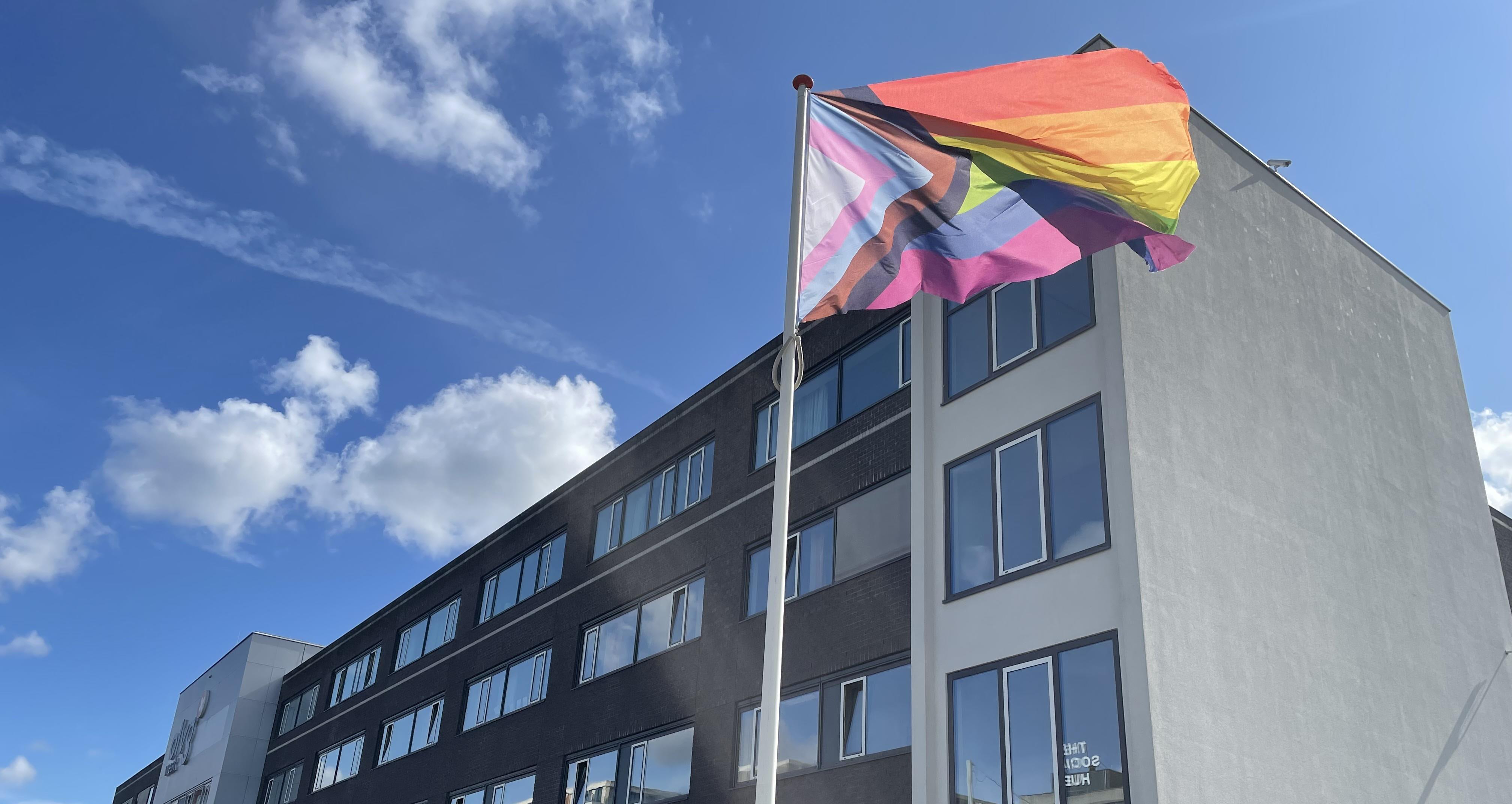 Progress vlag voor het gebouw van OLVG, locatie West