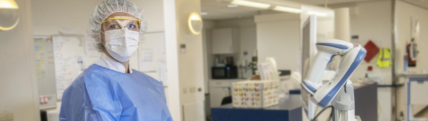 Foto van een zorgverlener in beschermende kleding