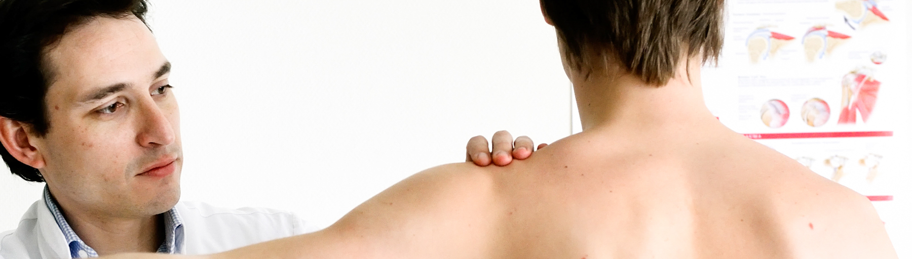 Foto van een zorgverlener die een patiënt onderzoekt