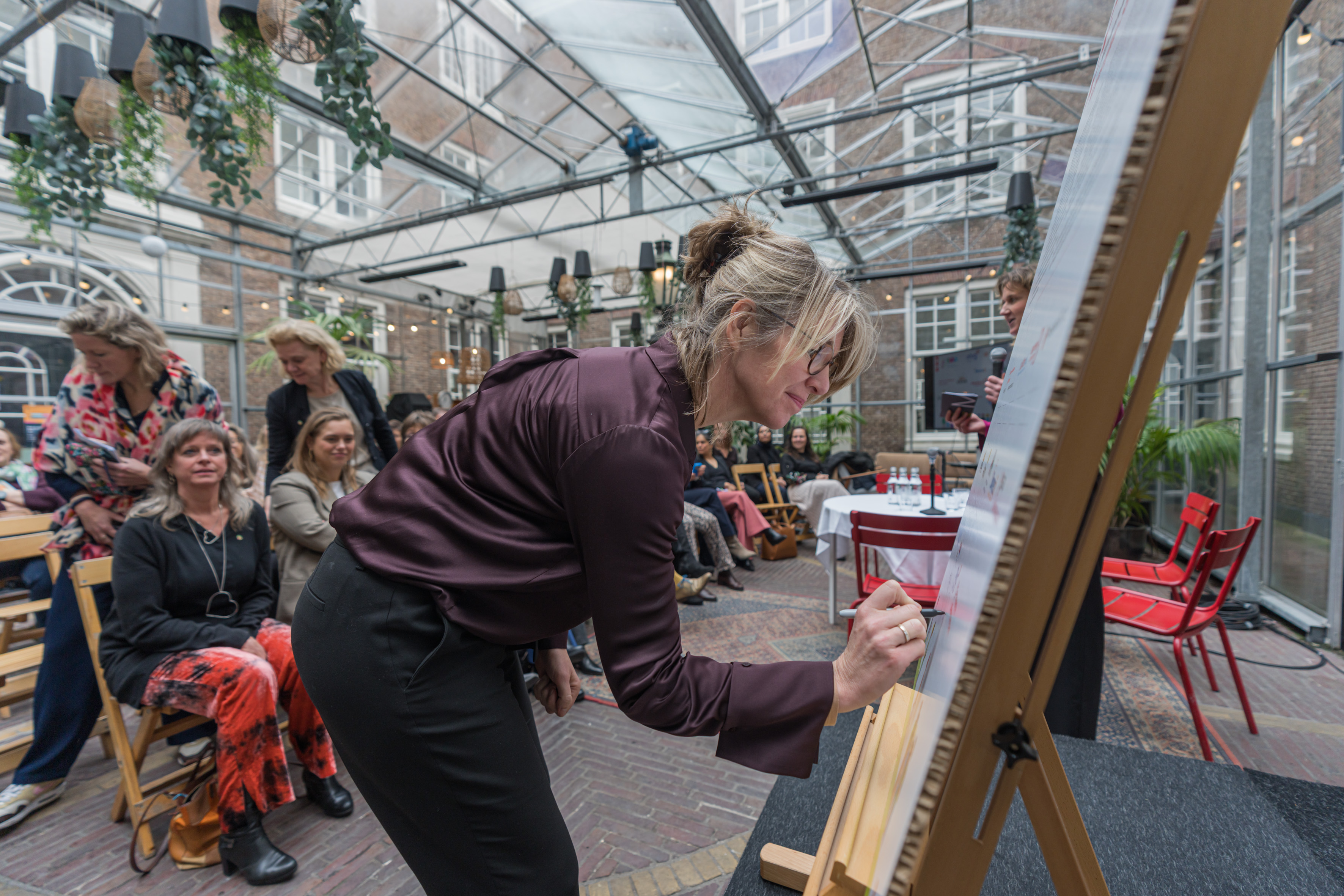 Pien Beltman ondertekent afspraken Gezonde en Kansrijke Start Amsterdam
